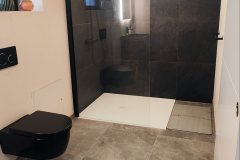 Eclairage-LED-encastre-et-niche-douche-dans-salle-de-bain-moderne